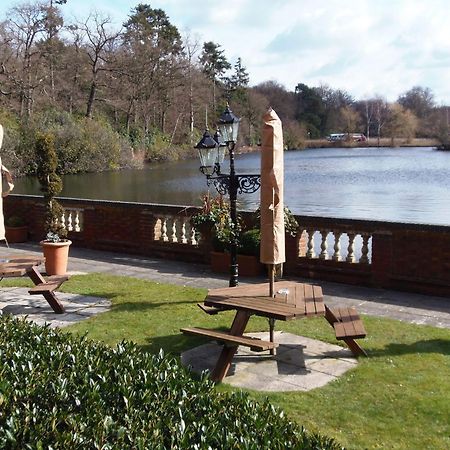Lakeside International Hotel Camberley Esterno foto