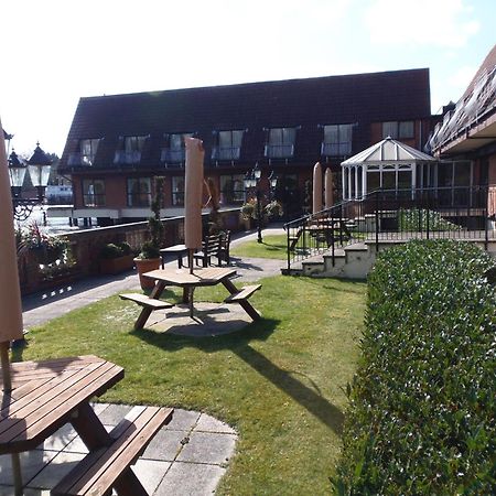 Lakeside International Hotel Camberley Esterno foto