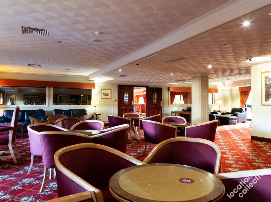 Lakeside International Hotel Camberley Esterno foto