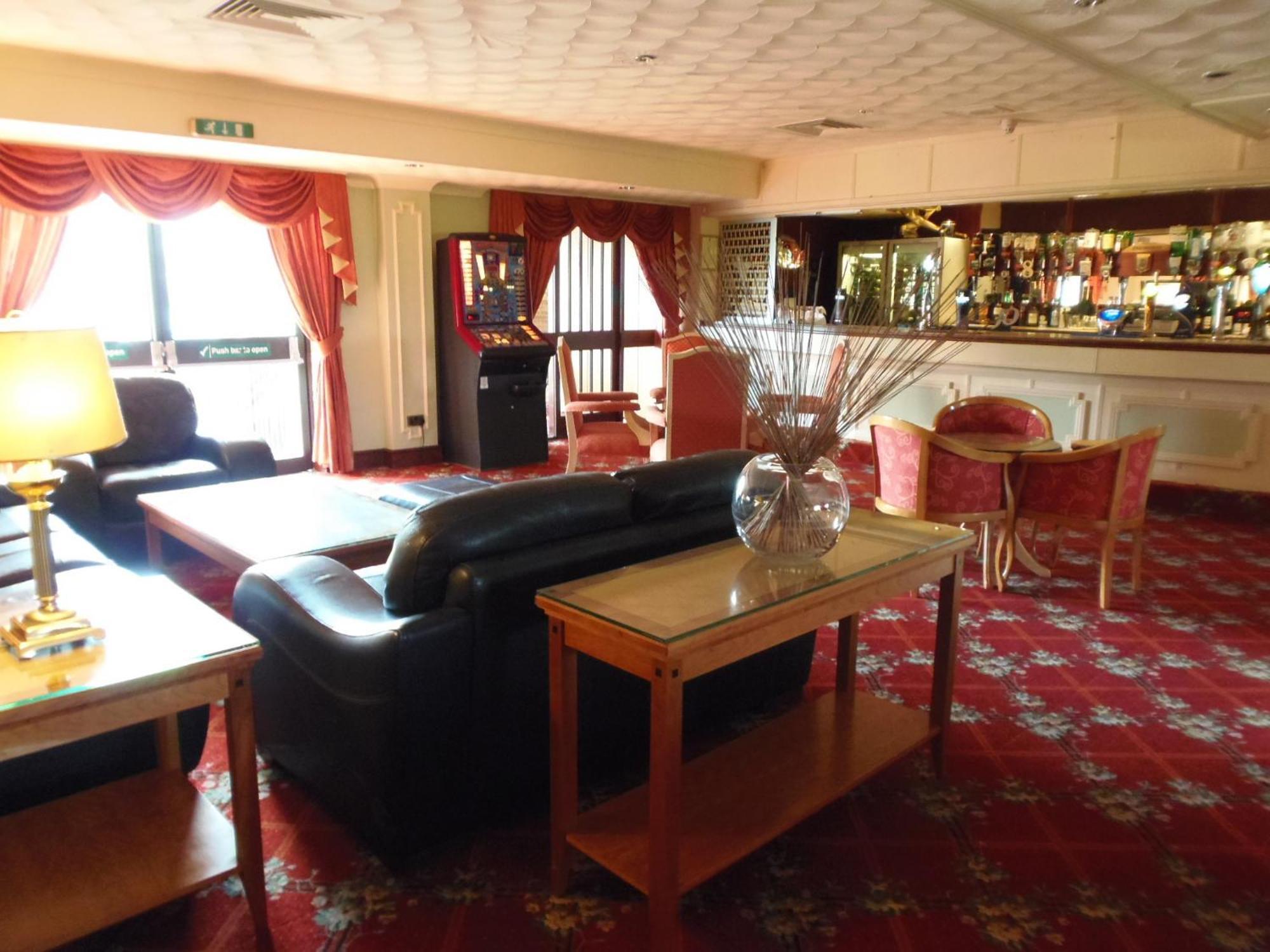 Lakeside International Hotel Camberley Esterno foto