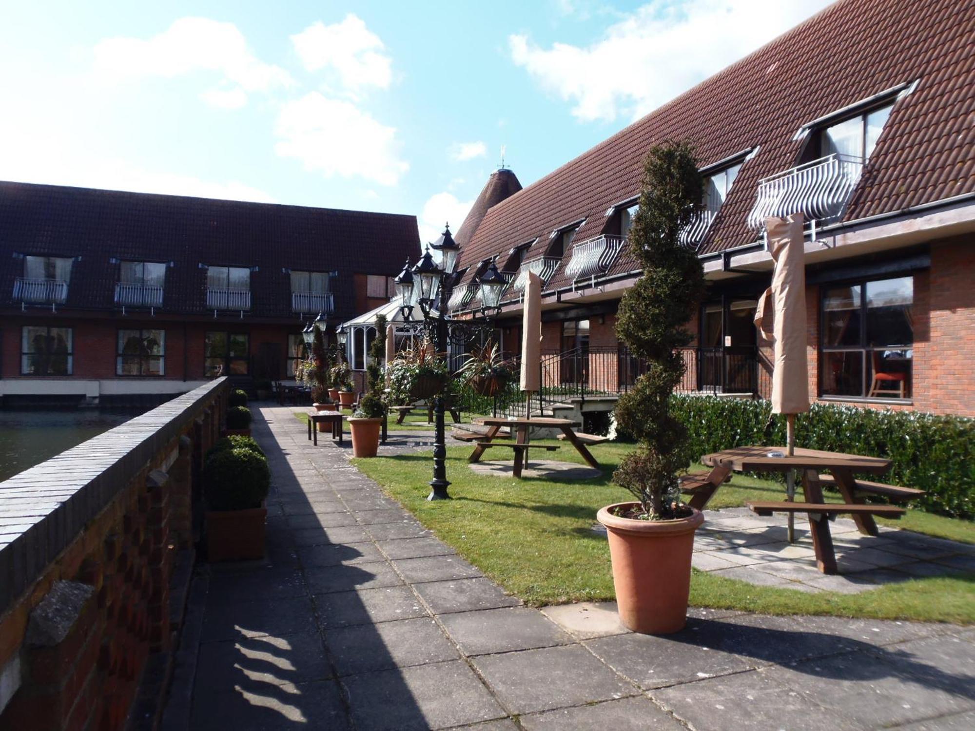 Lakeside International Hotel Camberley Esterno foto