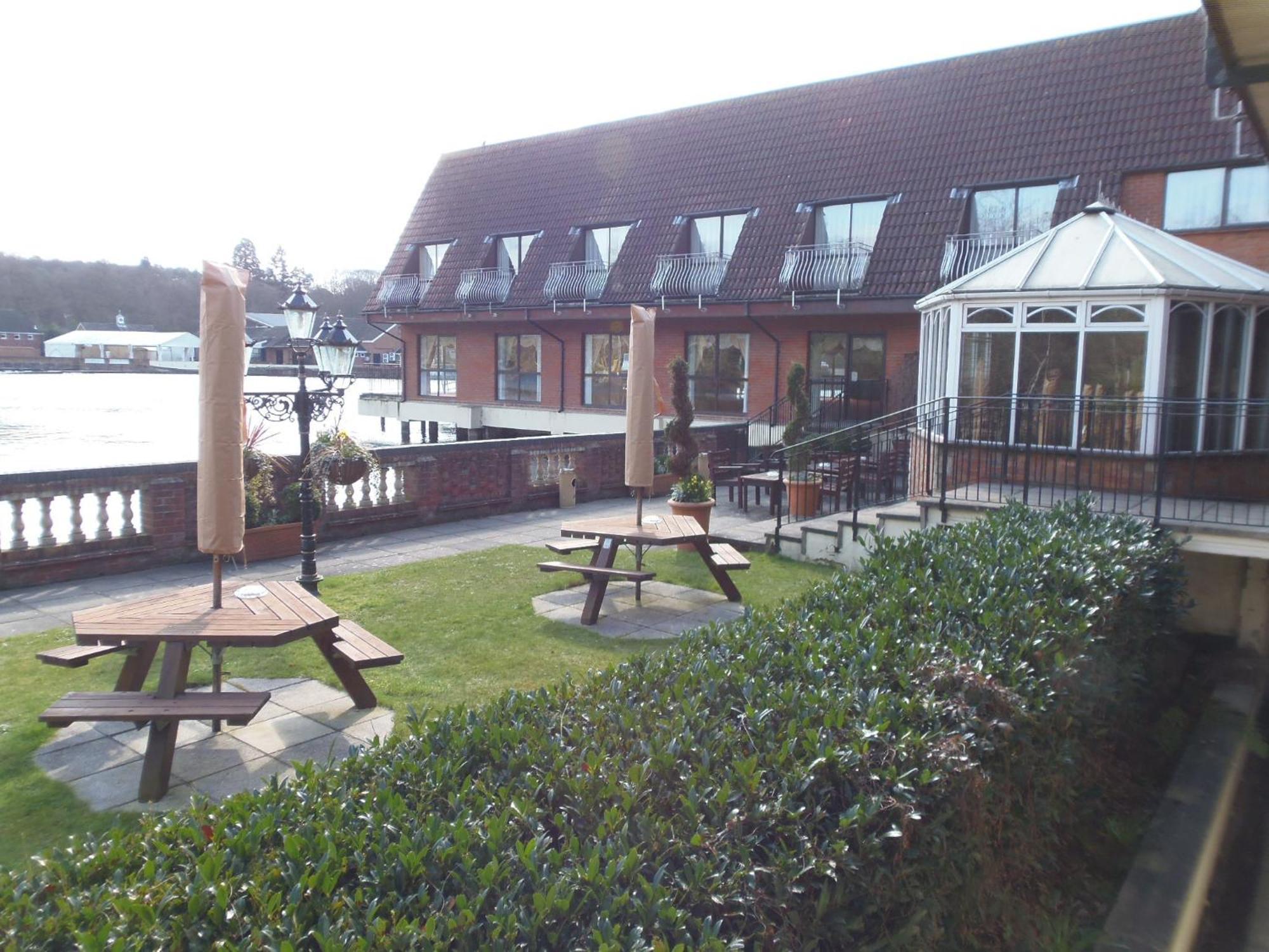 Lakeside International Hotel Camberley Esterno foto