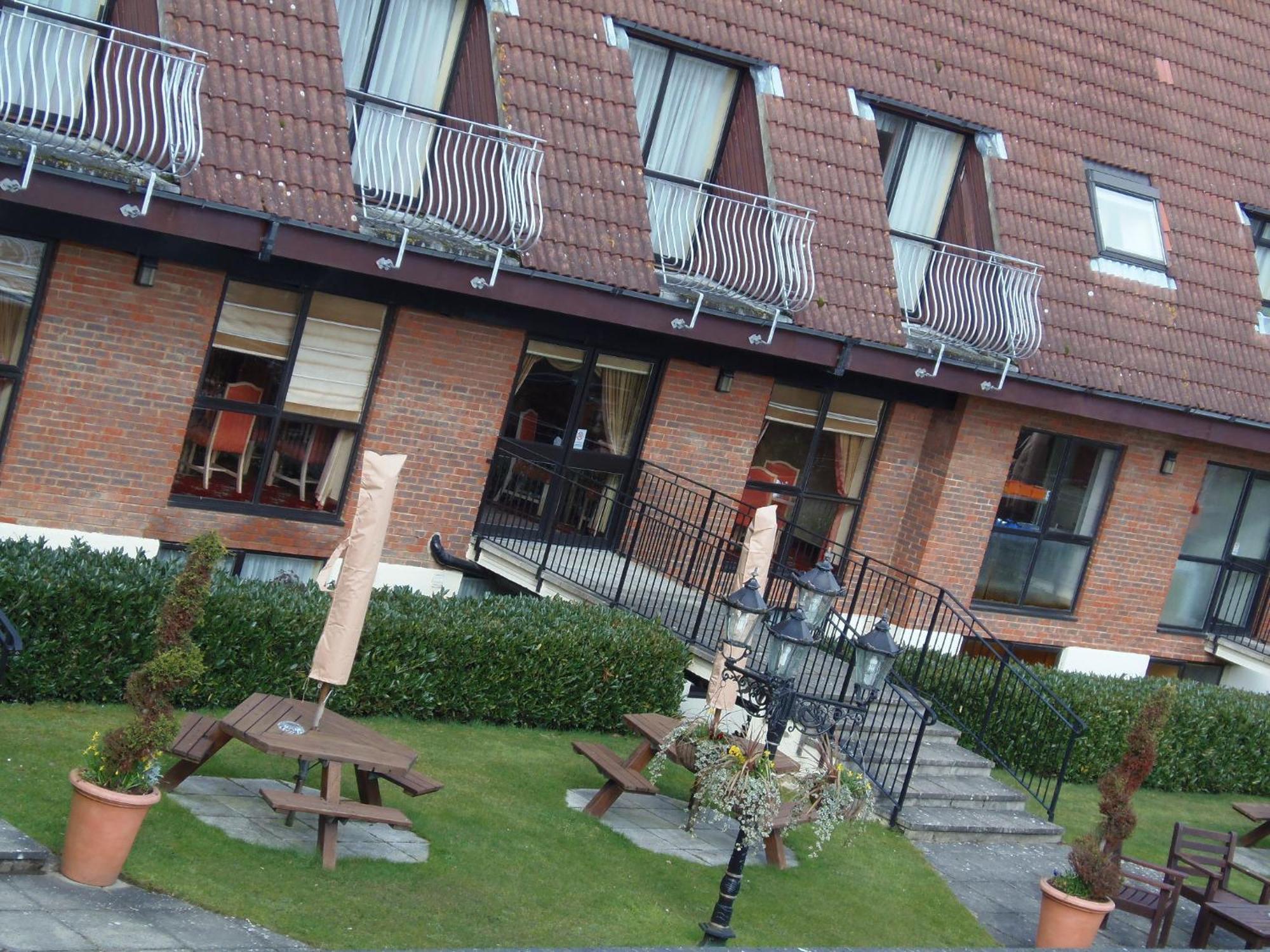 Lakeside International Hotel Camberley Esterno foto