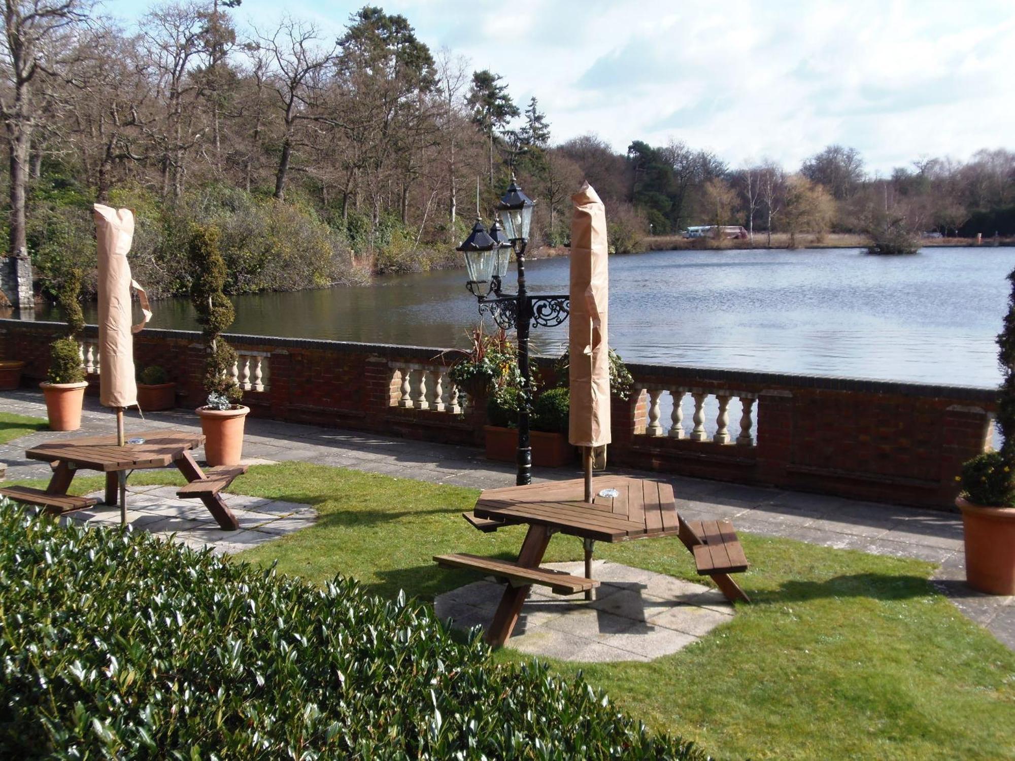 Lakeside International Hotel Camberley Esterno foto