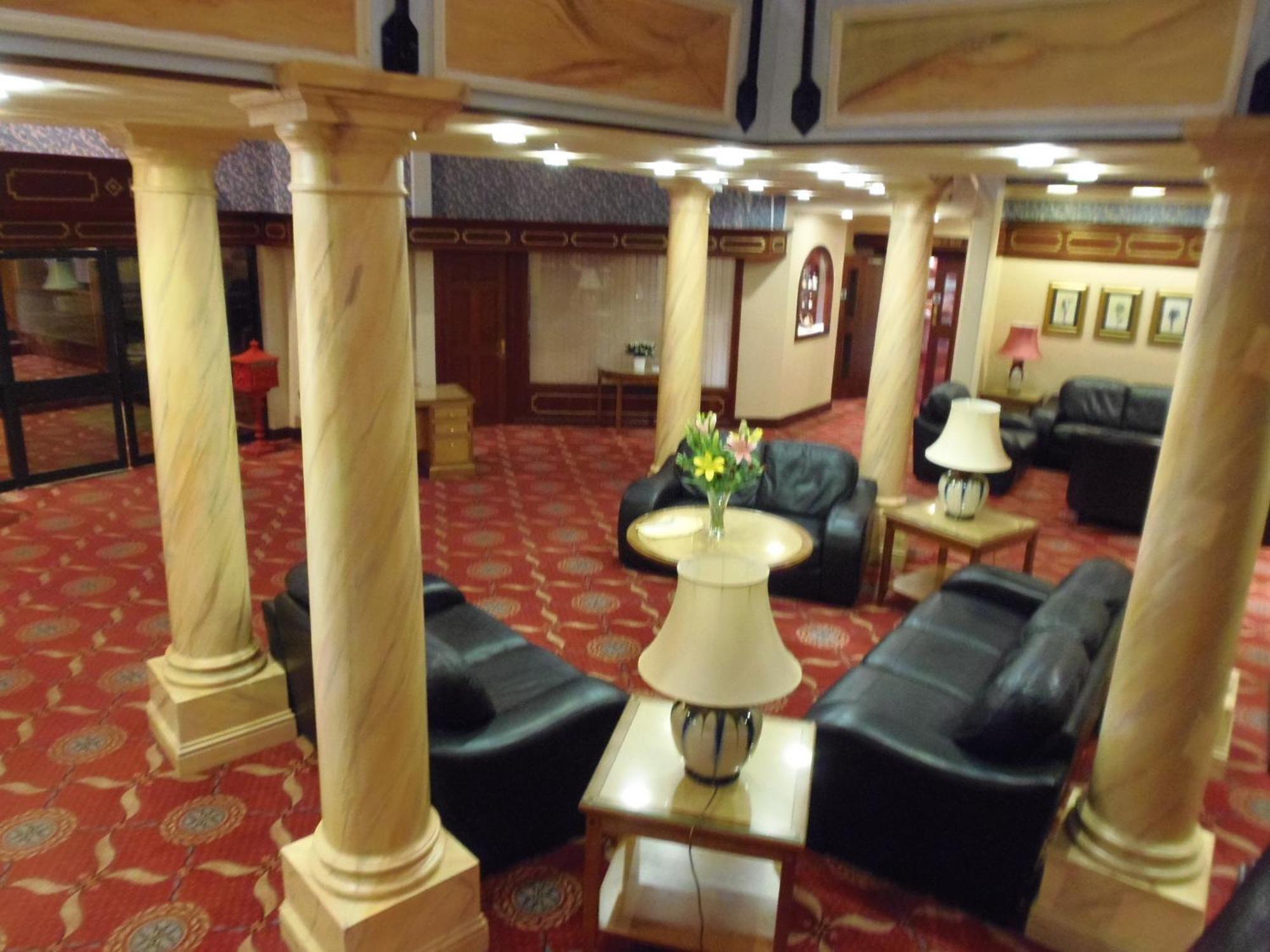 Lakeside International Hotel Camberley Esterno foto