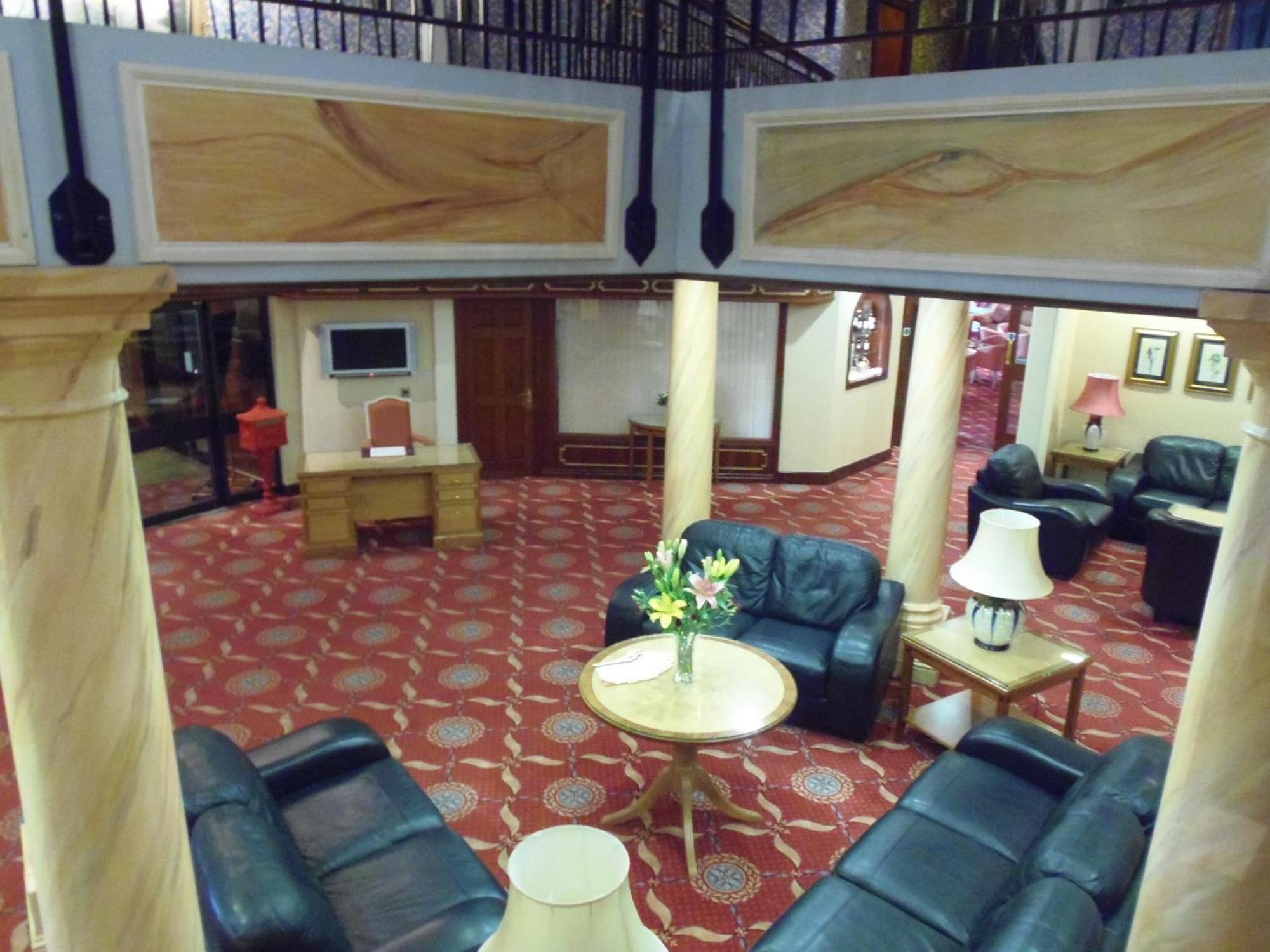 Lakeside International Hotel Camberley Esterno foto