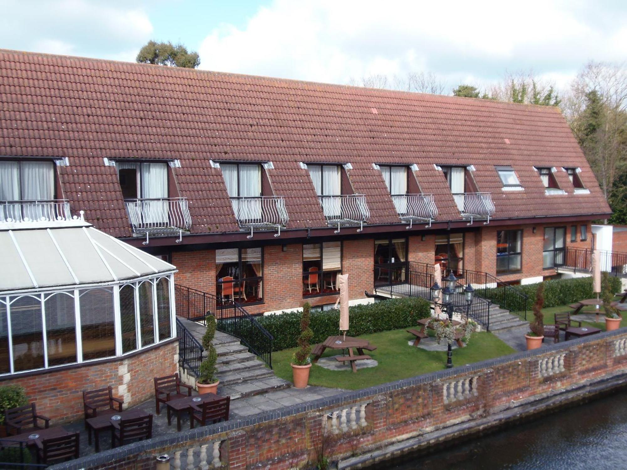 Lakeside International Hotel Camberley Esterno foto