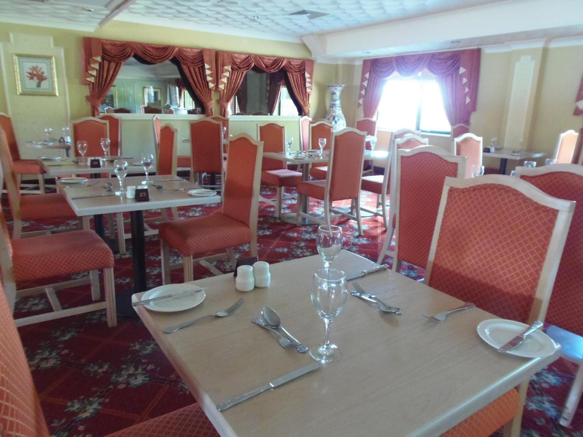 Lakeside International Hotel Camberley Esterno foto