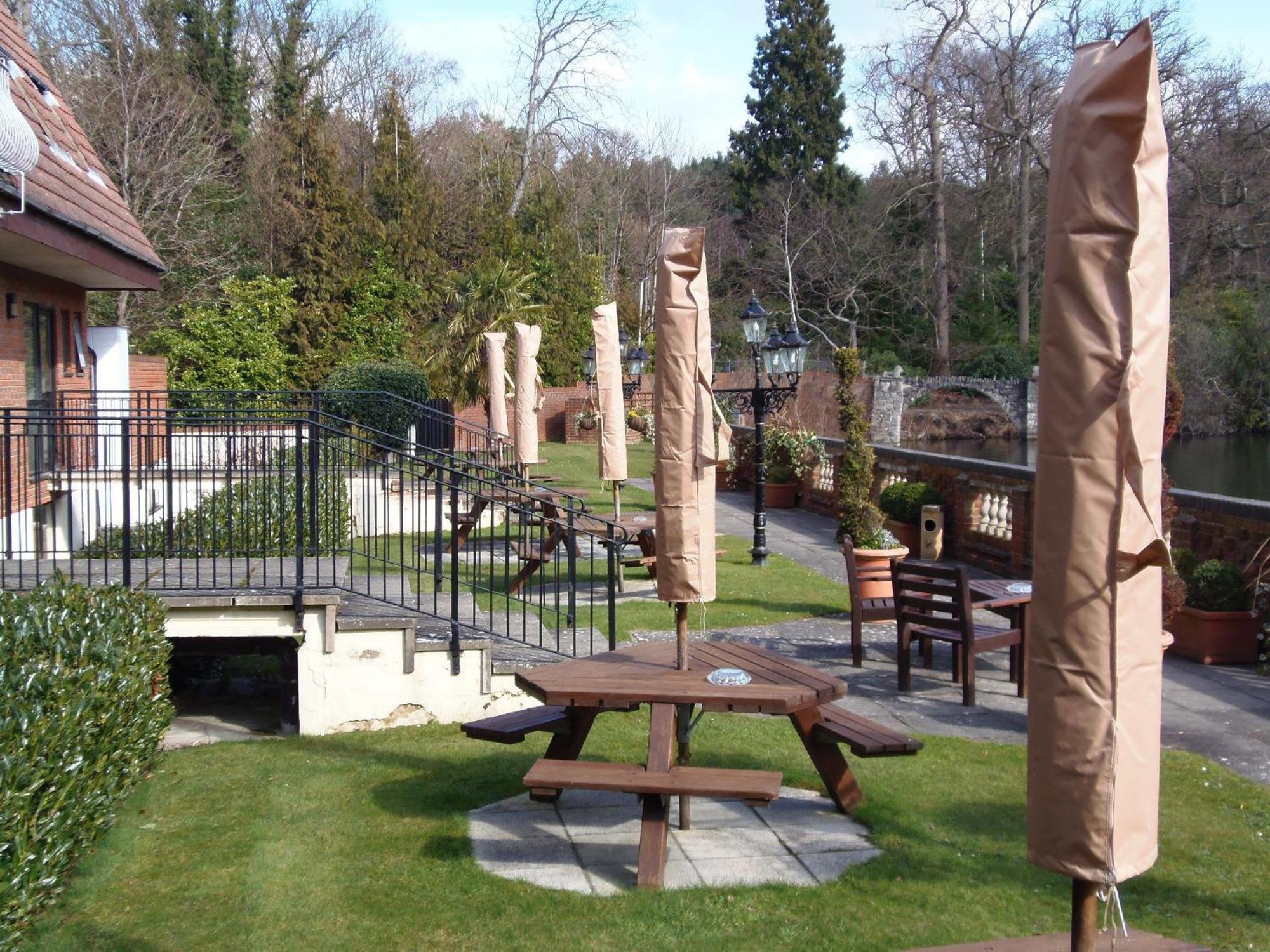 Lakeside International Hotel Camberley Esterno foto
