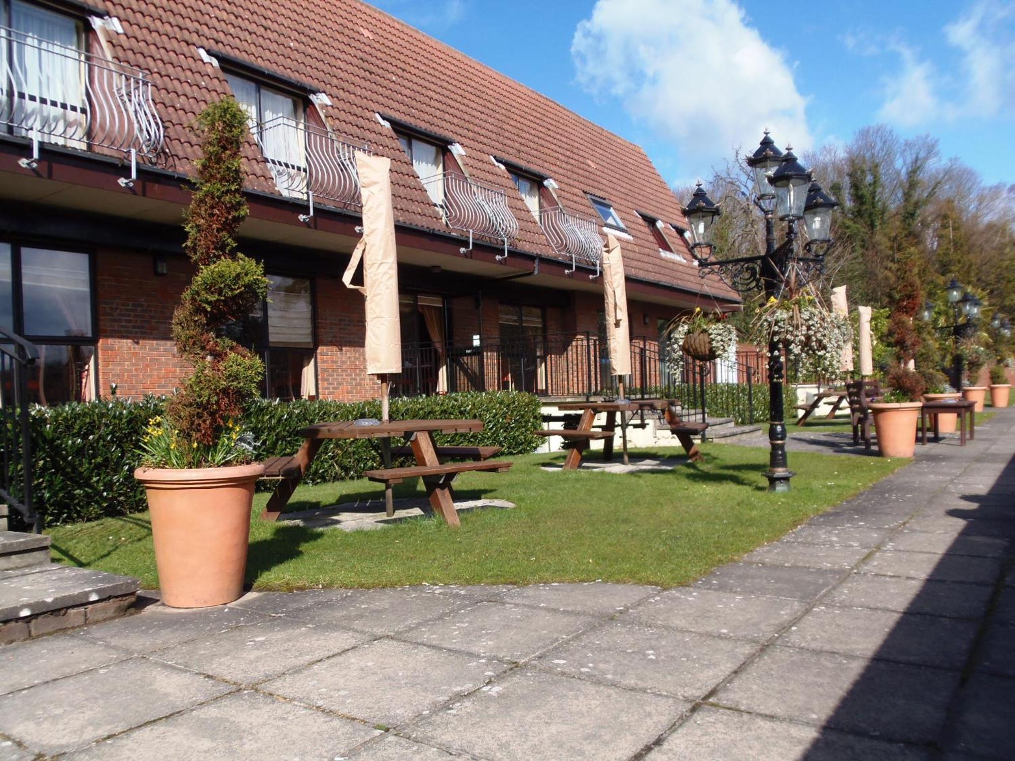 Lakeside International Hotel Camberley Esterno foto