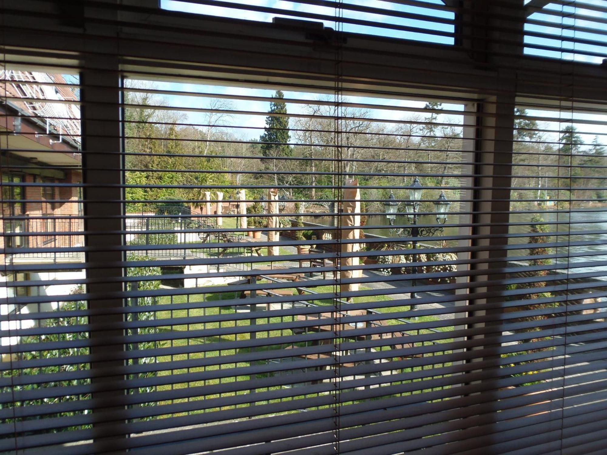 Lakeside International Hotel Camberley Esterno foto