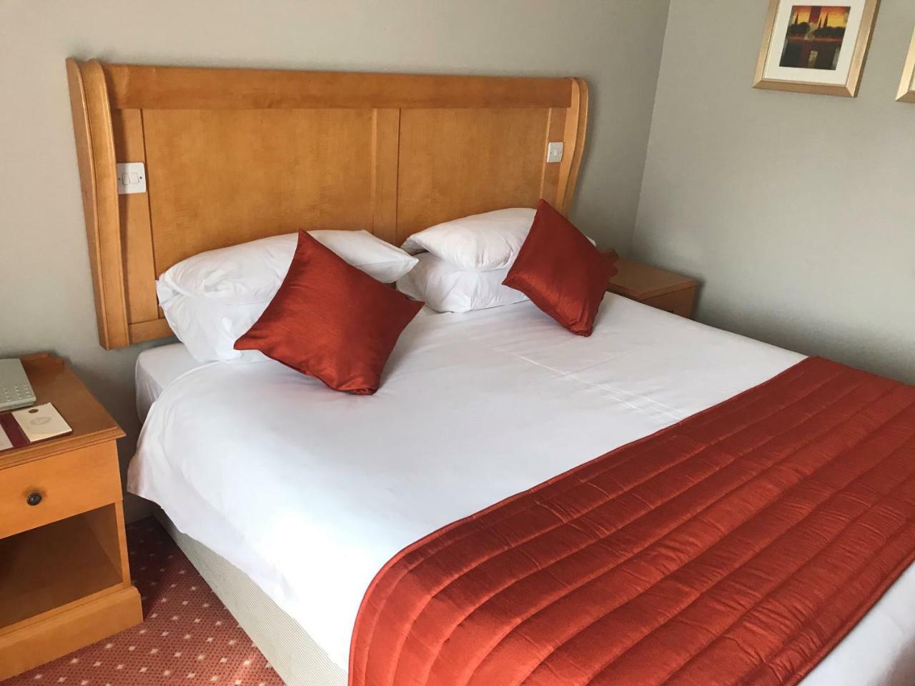 Lakeside International Hotel Camberley Esterno foto